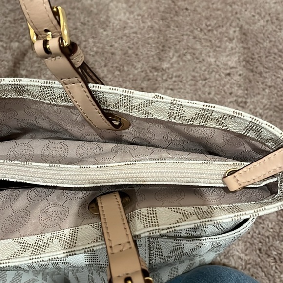 Sale! Michael Kors large jet set monogram tote - Picture 9 of 14